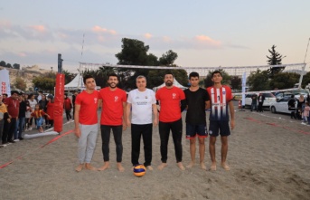 Başkan Beyazgül, gençlerle plaj voleybolu oynadı