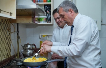 BAŞKAN BEYAZGÜL, ÖĞRENCİ EVİNDE SAHUR HAZIRLADI