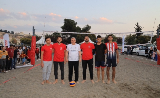 Başkan Beyazgül, gençlerle plaj voleybolu oynadı